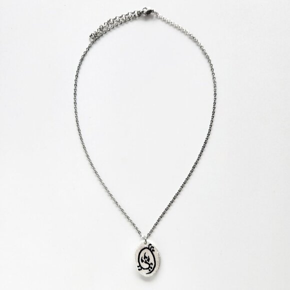 Iridescent Victorian Gothic floral necklace with a small silver chain - Picture 10 of 11